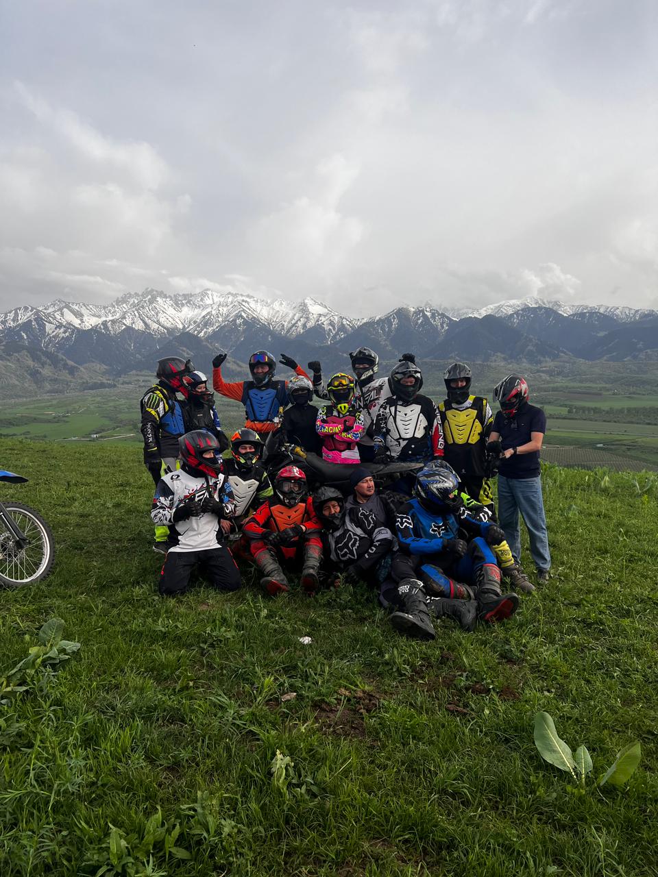 Группа райдеров Ex_travel на фоне снежных гор Талгара